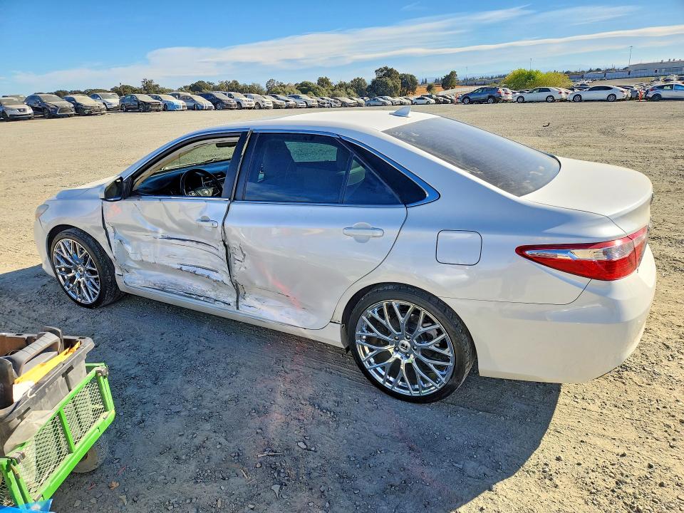 70351566 :رقم المزاد ، 4T1BK1FK2FU561332 vin ، 2015 Toyota Camry مزاد بيع