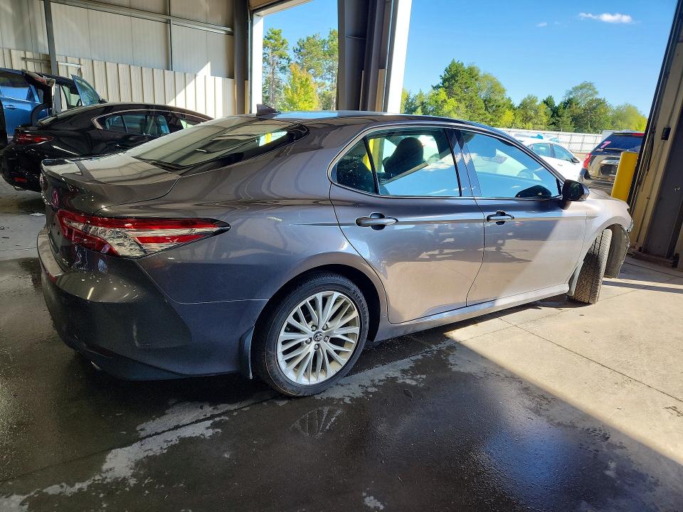 2020 Toyota Camry მანქანა იყიდება აუქციონზე, vin: 4T1F11AK8LU883304, აუქციონის ნომერი: 70001636