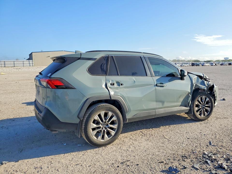 69878426 :رقم المزاد ، 2T3C1RFV8MW165958 vin ، 2021 Toyota Rav4 مزاد بيع