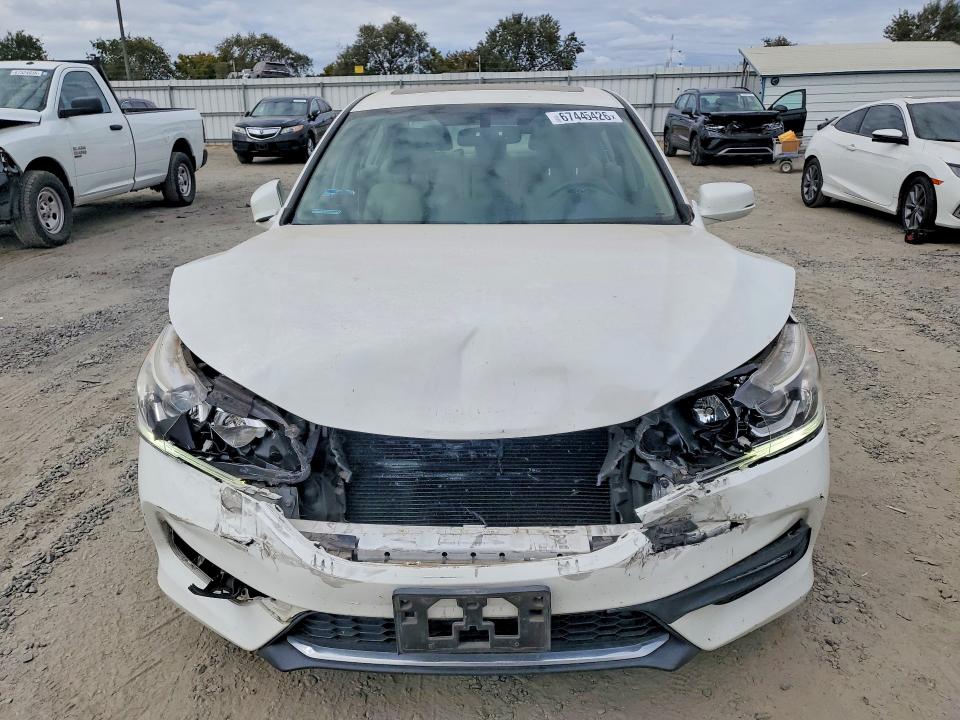 Продажа на аукционе авто 2017 Honda Accord, vin: 1HGCR2F86HA125894, номер лота: 67445426