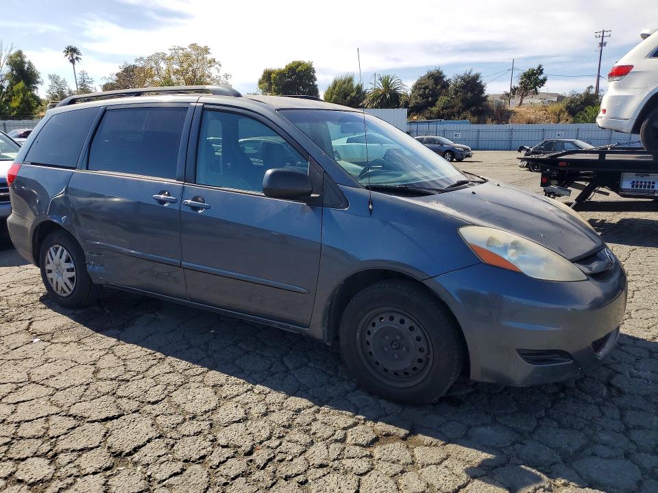 69030416 :رقم المزاد ، 5TDKK4CC5AS318937 vin ، 2010 Toyota Sienna مزاد بيع