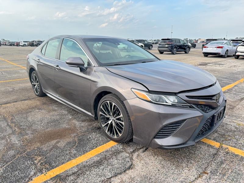 69310736 :رقم المزاد ، 4T1B11HKXJU560650         vin ، 2018 Toyota Camry مزاد بيع