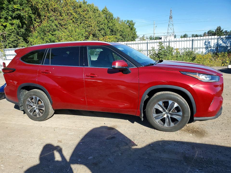 Продажа на аукционе авто 2022 Toyota Highlander, vin: 5TDGZRBH9NS581546, номер лота: 64716646
