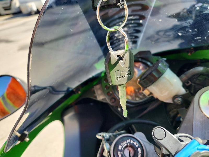 70680266 :رقم المزاد ، JKAZXCD147A024713 vin ، 2007 Kawasaki Zx1000 مزاد بيع