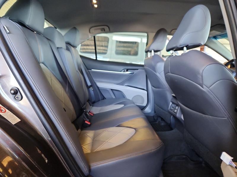 69190146 :رقم المزاد ، 4T1B11HK9JU037006 vin ، 2018 Toyota Camry مزاد بيع