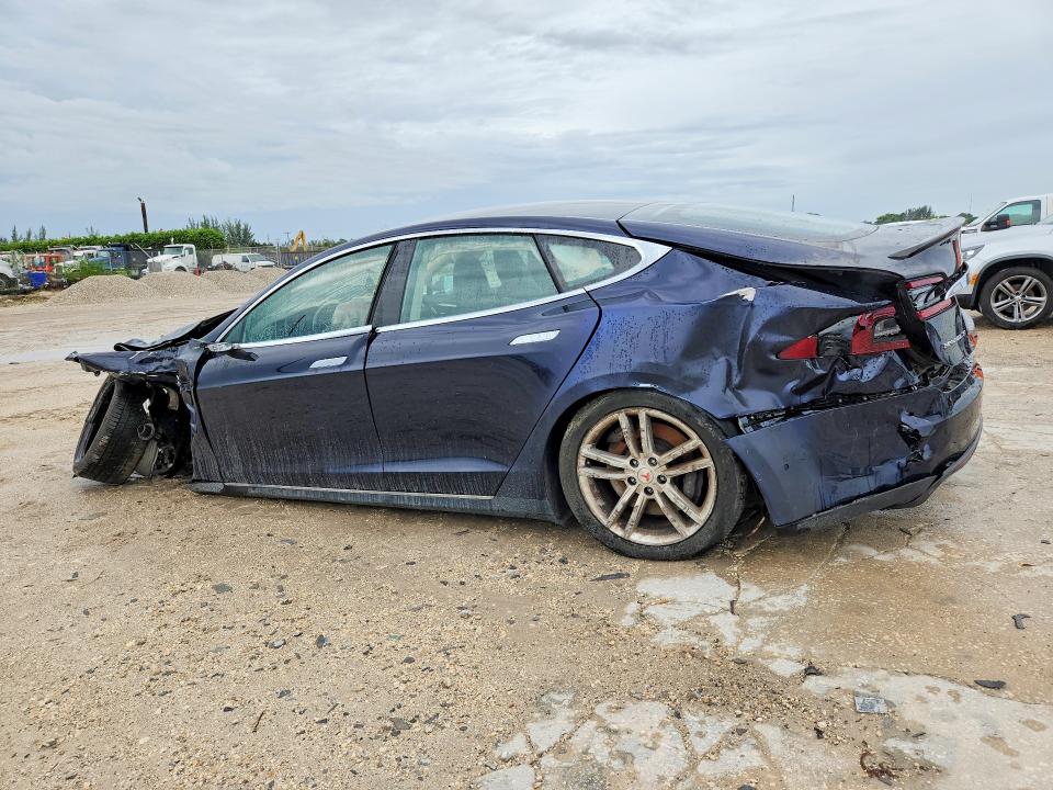 2015 Tesla Model S მანქანა იყიდება აუქციონზე, vin: 5YJSA1H25FFP77950, აუქციონის ნომერი: 70798786