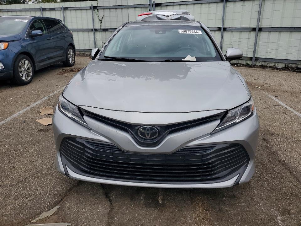 69078686 :رقم المزاد ، 4T1C11AK2LU385263 vin ، 2020 Toyota Camry مزاد بيع