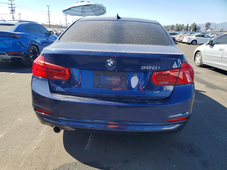 67372086 :رقم المزاد ، WBA8E1G58JNU91978 vin ، 2018 Bmw 320 مزاد بيع