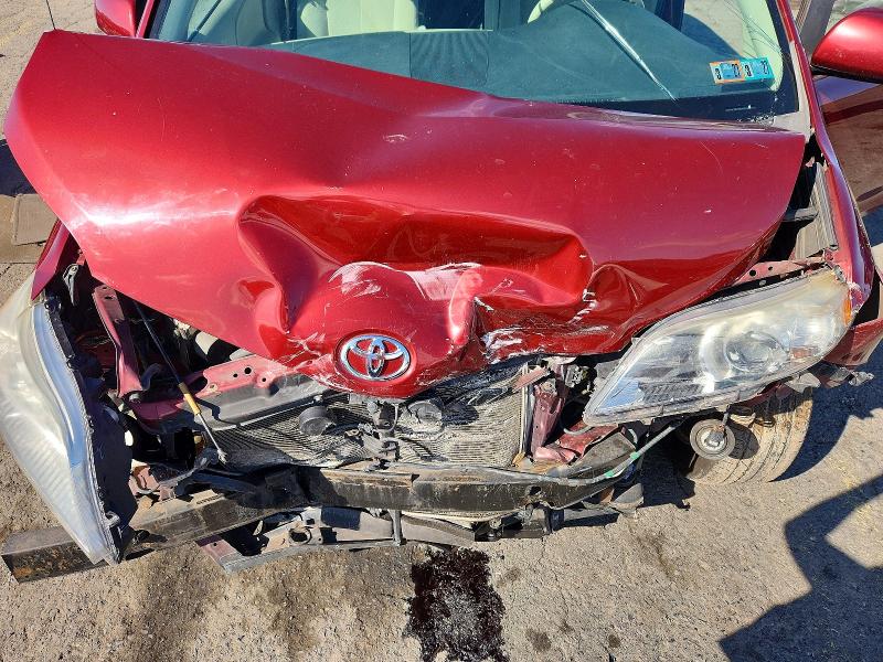 68870116 :رقم المزاد ، 5TDKK3DC6ES526646 vin ، 2014 Toyota Sienna مزاد بيع