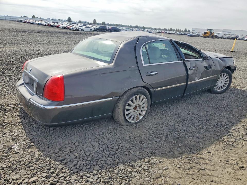 2005 Lincoln Town Car მანქანა იყიდება აუქციონზე, vin: 1LNHM81W75Y617070, აუქციონის ნომერი: 70129866