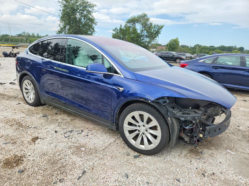 68593356 :رقم المزاد ، 5YJXCBE22JF087091 vin ، 2018 Tesla Model X مزاد بيع