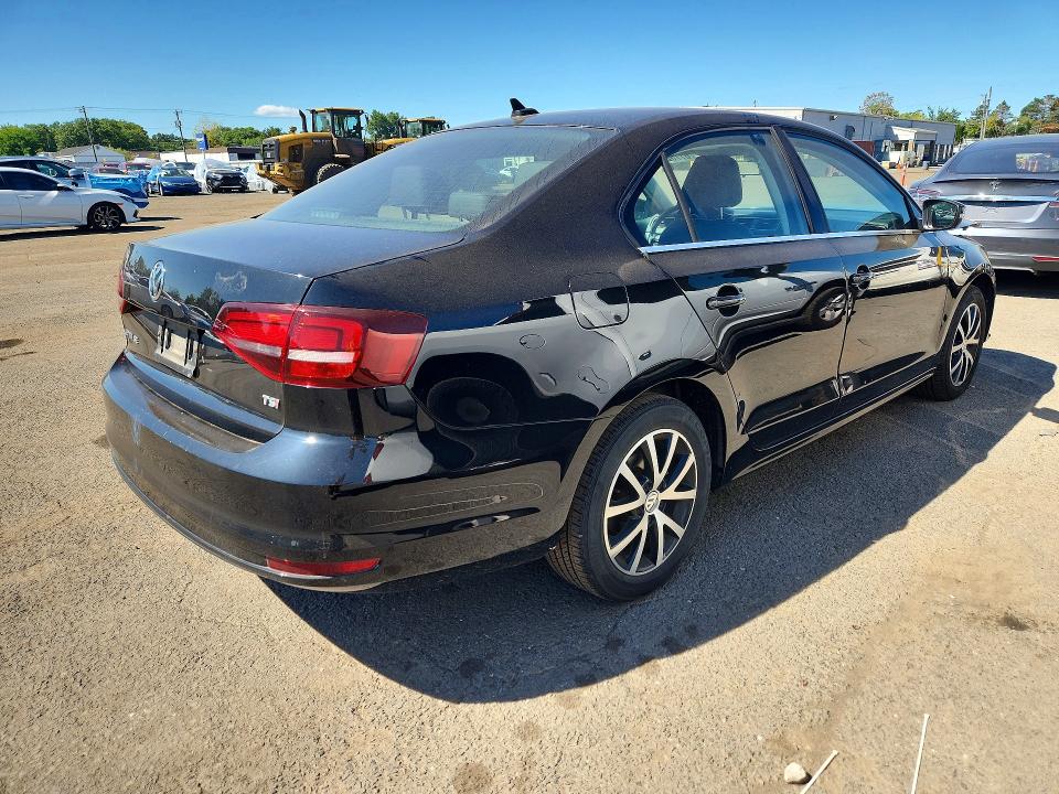 67702616 :رقم المزاد ، 3VWDB7AJ1JM261905 vin ، 2018 Volkswagen Jetta مزاد بيع