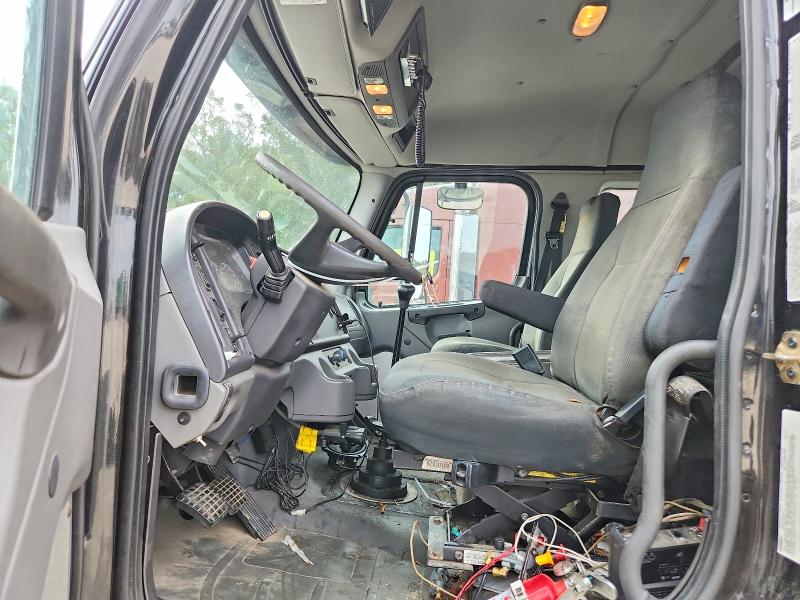 69575856 :رقم المزاد ، 1FVACWDDX5HU79553 vin ، 2005 Freightliner M2 مزاد بيع