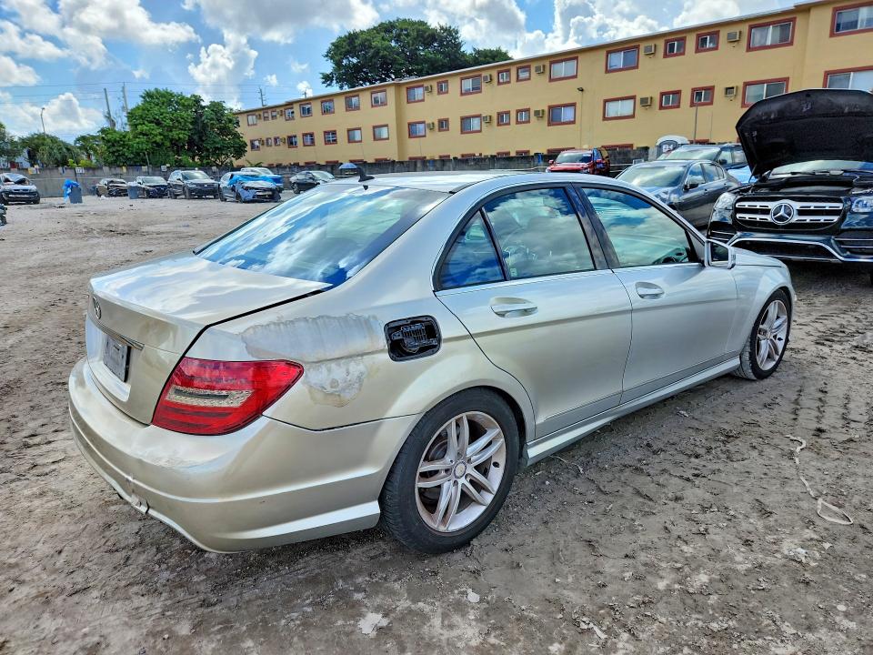 2014 Mercedes-benz C მანქანა იყიდება აუქციონზე, vin: WDDGF4HB6EA949926, აუქციონის ნომერი: 69201476