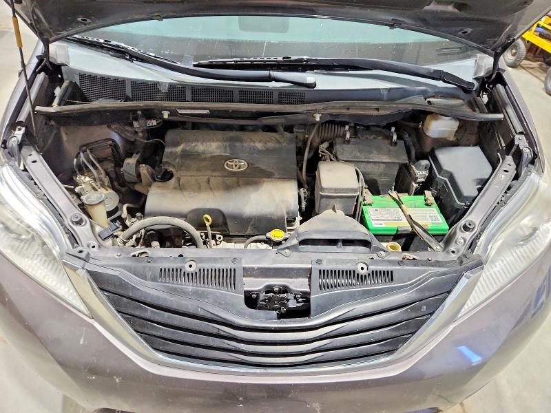 70968976 :رقم المزاد ، 5TDKK3DC7ES433568 vin ، 2014 Toyota Sienna مزاد بيع