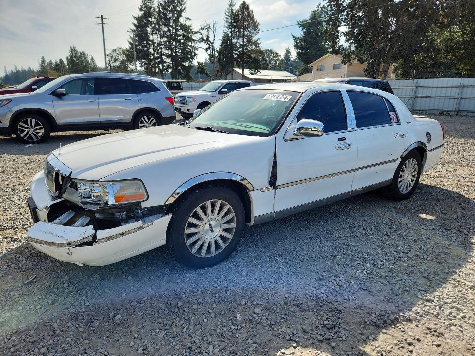 69160926 :رقم المزاد ، 1LNHM82W43Y661295 vin ، 2003 Lincoln Town Car مزاد بيع