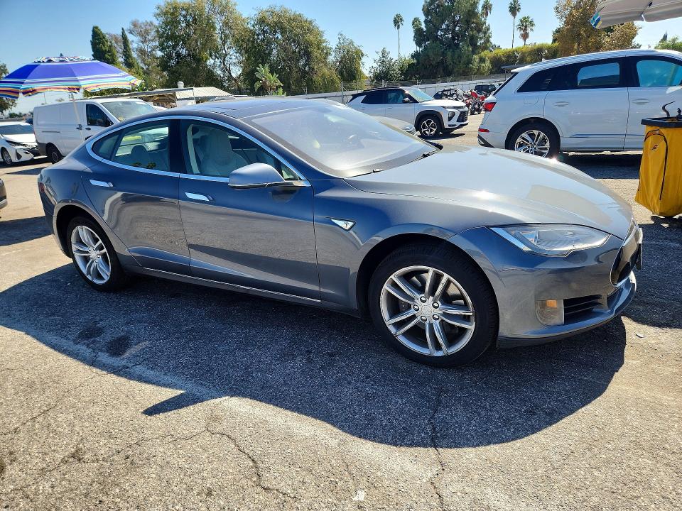 2013 Tesla Model S მანქანა იყიდება აუქციონზე, vin: 5YJSA1CN8DFP06336, აუქციონის ნომერი: 71207646
