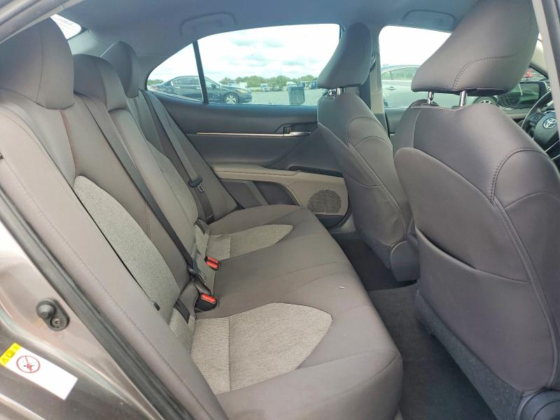 70162996 :رقم المزاد ، 4T1B11HK4JU639005 vin ، 2018 Toyota Camry مزاد بيع