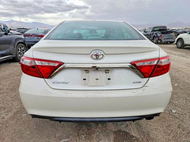 70300946 :رقم المزاد ، 4T1BF1FK4FU041685 vin ، 2015 Toyota Camry مزاد بيع