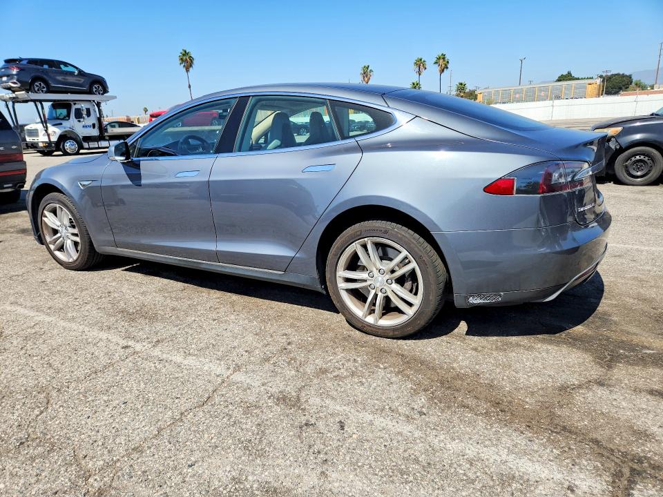 2013 Tesla Model S მანქანა იყიდება აუქციონზე, vin: 5YJSA1CN8DFP06336, აუქციონის ნომერი: 71207646
