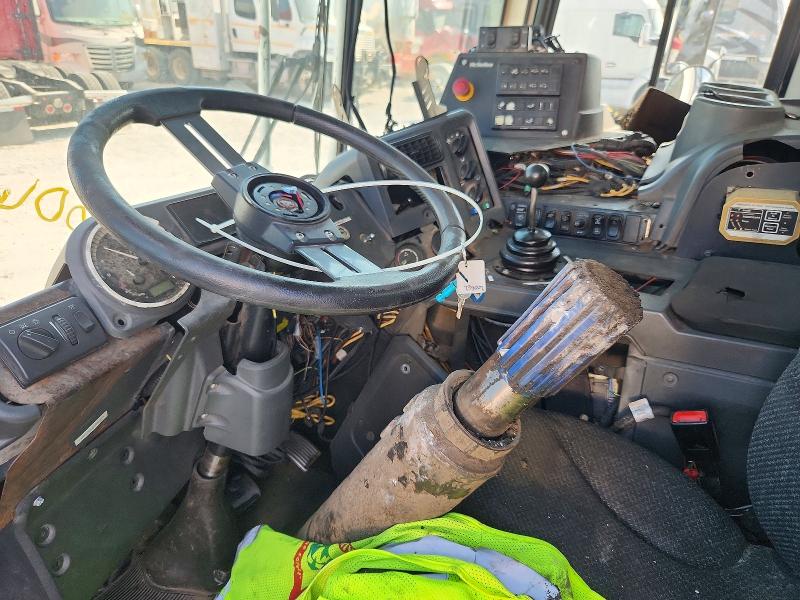 67975006 :رقم المزاد ، 1M2AV17C8DM010359 vin ، 2013 Mack Mru633 مزاد بيع