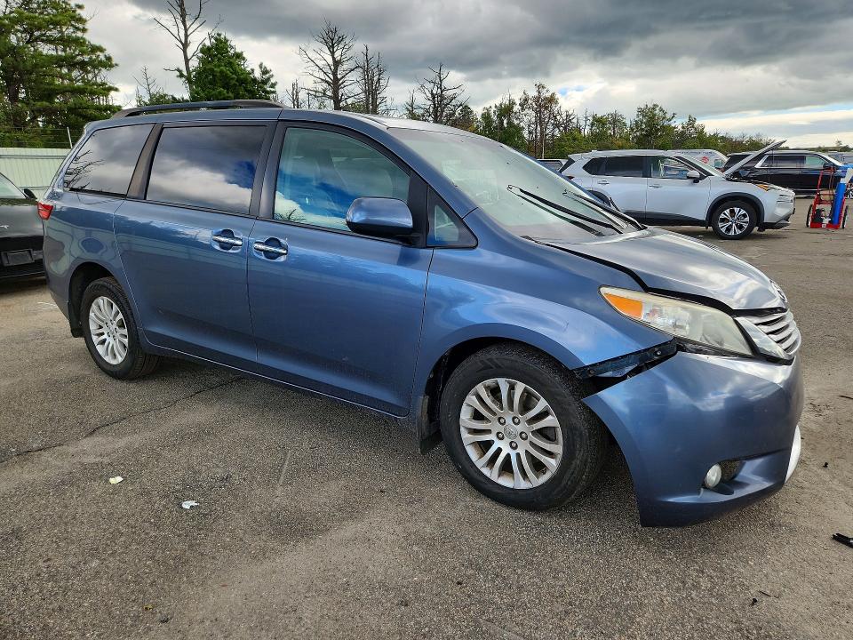 Продажа на аукционе авто 2017 Toyota Sienna, vin: 5TDYZ3DC5HS884623, номер лота: 69569556