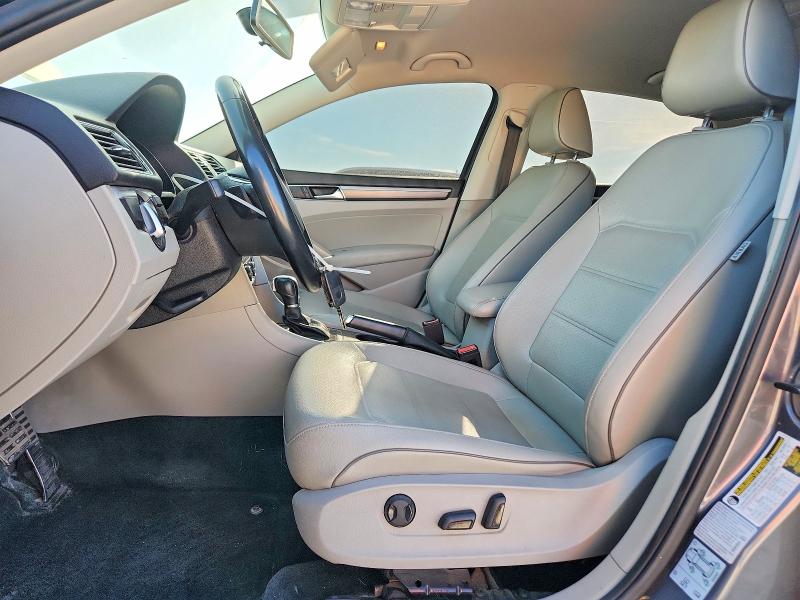 68373736 :رقم المزاد ، 1VWDT7A32HC033924 vin ، 2017 Volkswagen Passat مزاد بيع