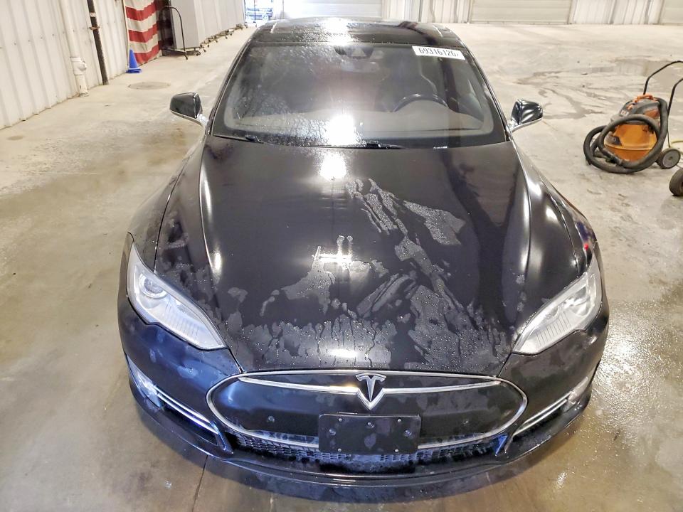 69316126 :رقم المزاد ، 5YJSA1H24FF086859 vin ، 2015 Tesla Model S مزاد بيع