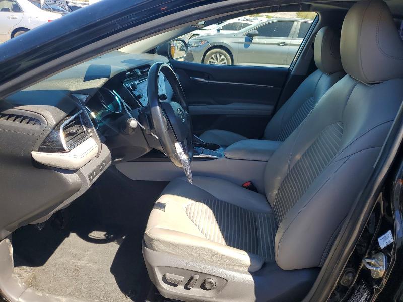 68100076 :رقم المزاد ، 4T1B11HK8JU599429 vin ، 2018 Toyota Camry مزاد بيع