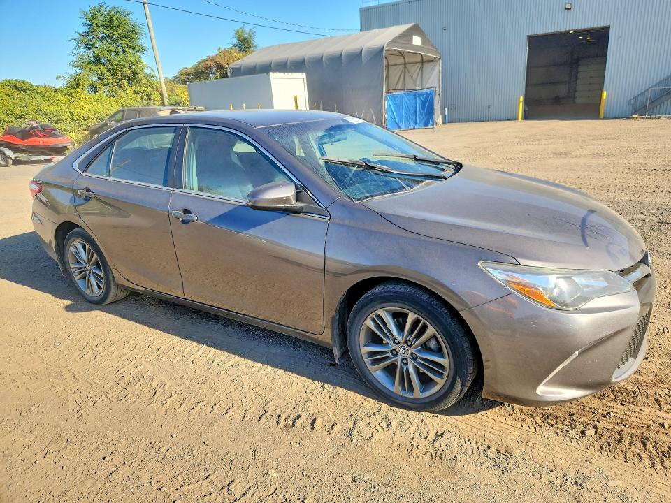 70317736 :رقم المزاد ، 4T1BF1FK2FU068884 vin ، 2015 Toyota Camry مزاد بيع