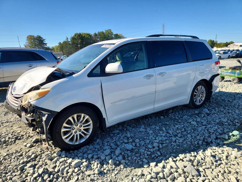 70423736 :رقم المزاد ، 5TDYK3DCXBS060807 vin ، 2011 Toyota Sienna مزاد بيع