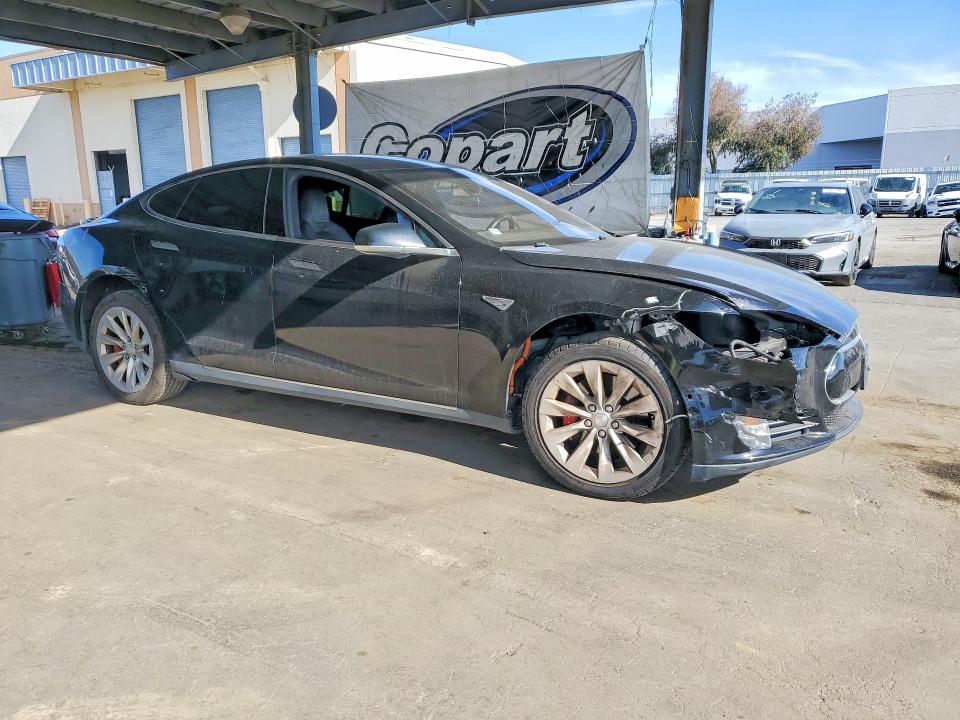 Продажа на аукционе авто 2015 Tesla Model S, vin: 5YJSA1E47FF117463, номер лота: 67867336