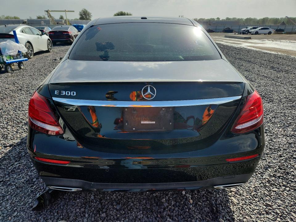 69201926 :رقم المزاد ، WDDZF4JB2JA407414 vin ، 2018 Mercedes-benz E مزاد بيع