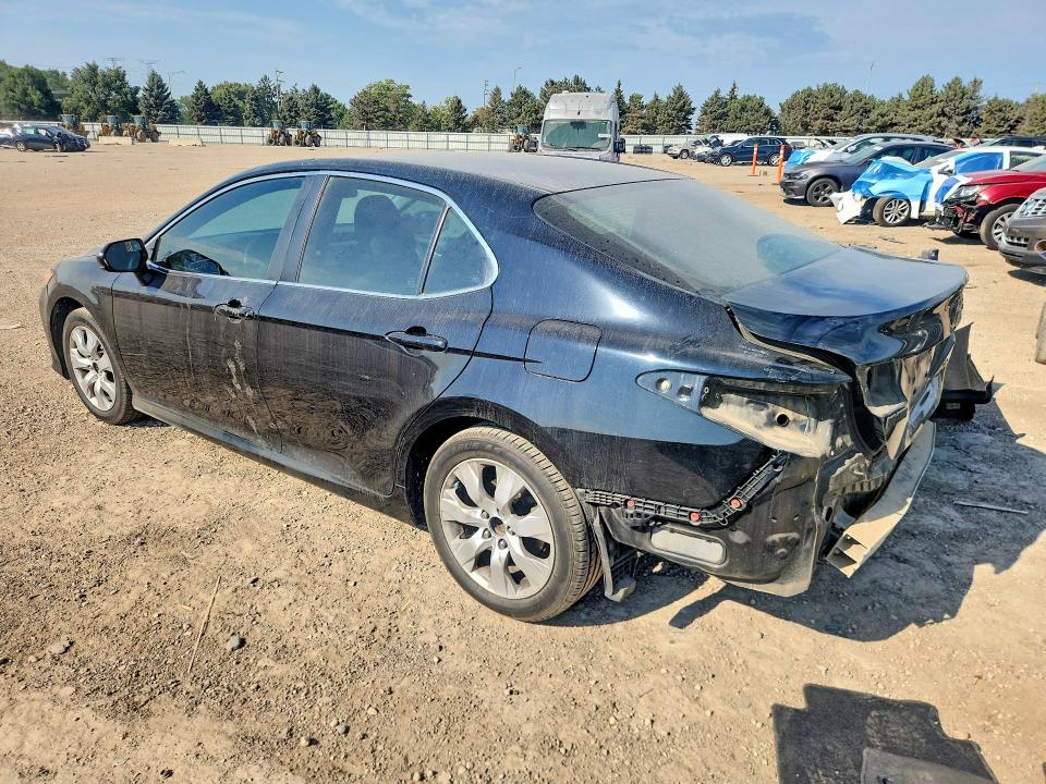 68070026 :رقم المزاد ، 4T1B11HKXJU663812 vin ، 2018 Toyota Camry مزاد بيع