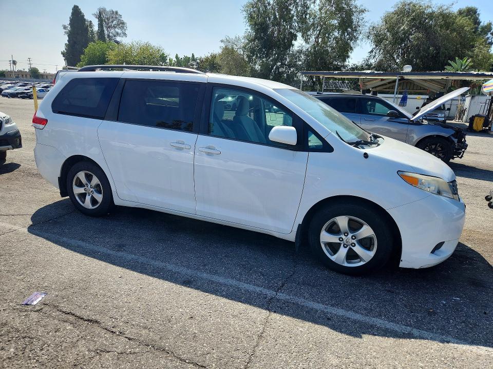 2013 Toyota Sienna მანქანა იყიდება აუქციონზე, vin: 5TDKK3DCXDS346584, აუქციონის ნომერი: 67939806