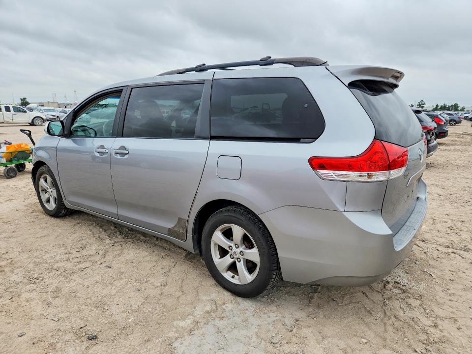 67642326 :رقم المزاد ، 5TDKK3DCXBS068444 vin ، 2011 Toyota Sienna مزاد بيع
