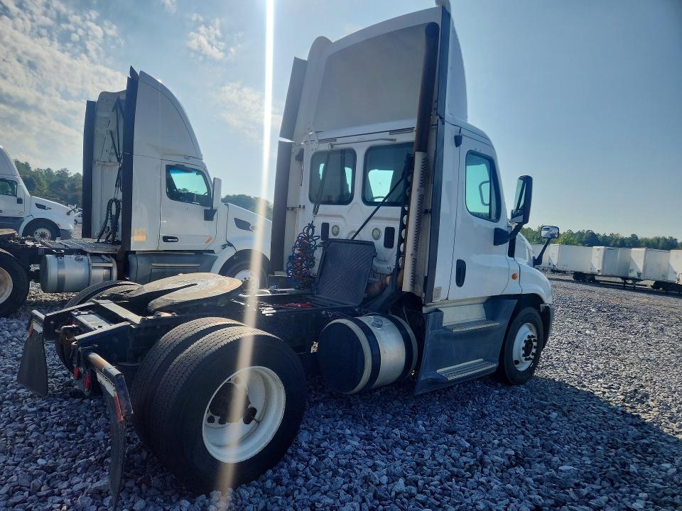 Продажа на аукционе авто 2015 Freightliner Cascadia, vin: 1FUBGEDV5FLGH4778, номер лота: 68601736