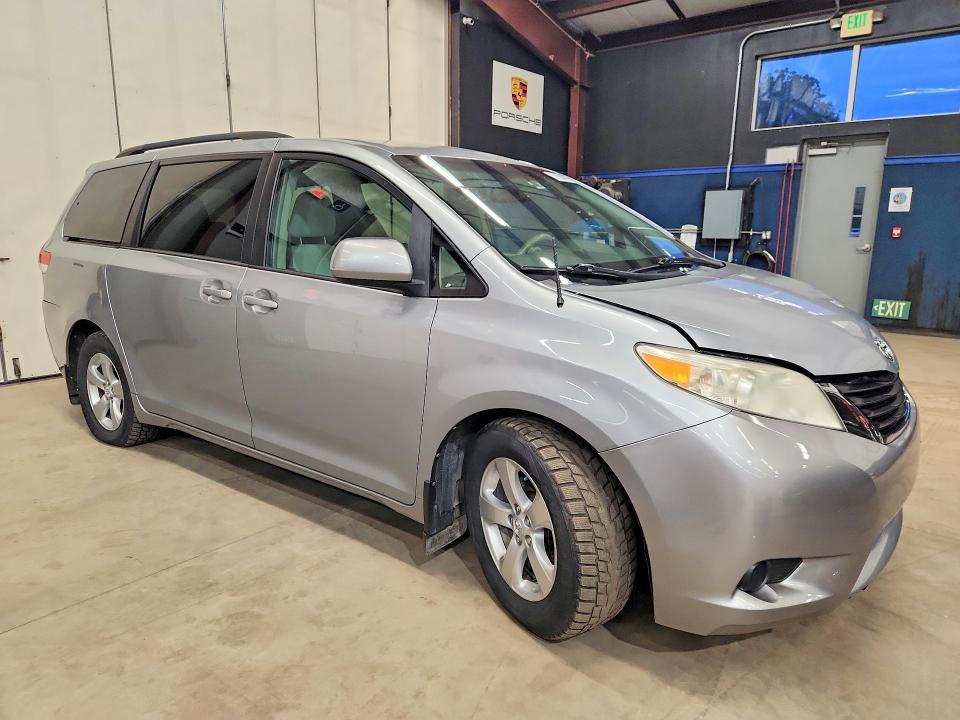 70153196 :رقم المزاد ، 5TDKK3DC8BS086179 vin ، 2011 Toyota Sienna مزاد بيع