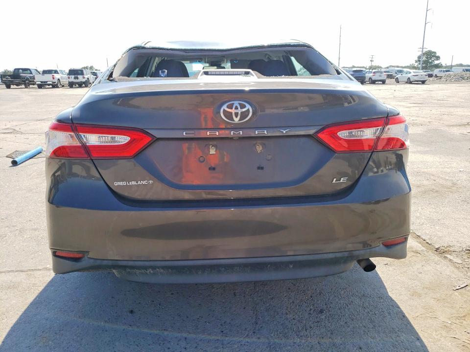69755806 :رقم المزاد ، 4T1B11HK8JU550456 vin ، 2018 Toyota Camry مزاد بيع