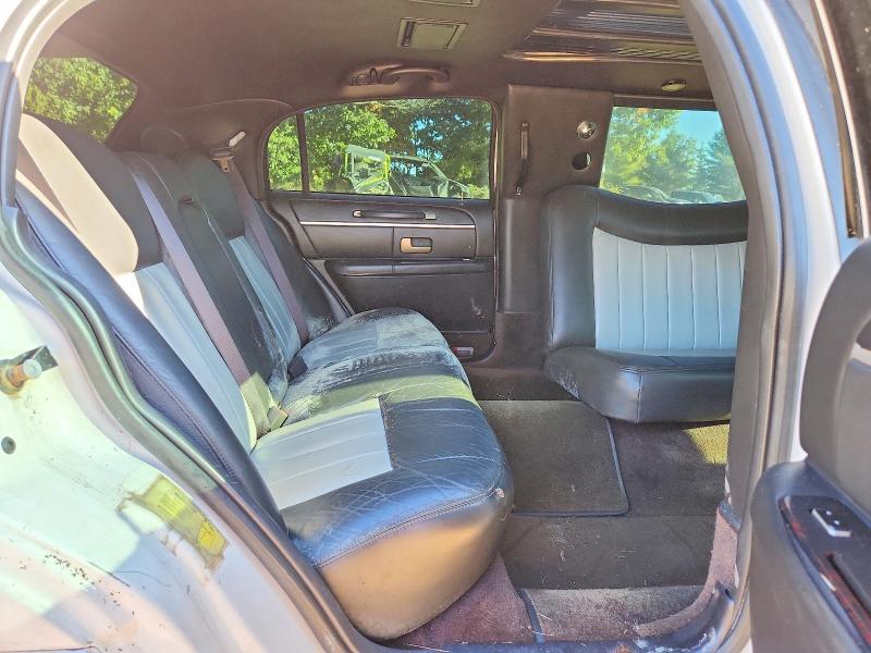 69910216 :رقم المزاد ، 2L1FM88W88X634401 vin ، 2008 Lincoln Town Car مزاد بيع