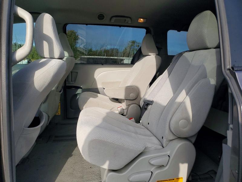 70024256 :رقم المزاد ، 5TDKK3DCXBS098365 vin ، 2011 Toyota Sienna مزاد بيع