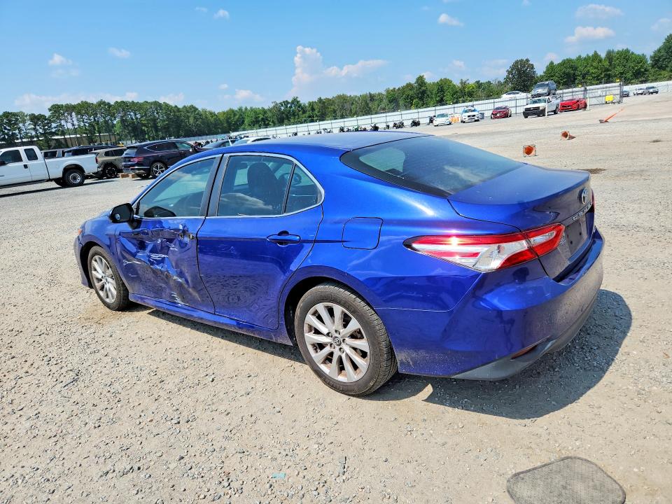 67700636 :رقم المزاد ، 4T1B11HK4JU656371 vin ، 2018 Toyota Camry مزاد بيع