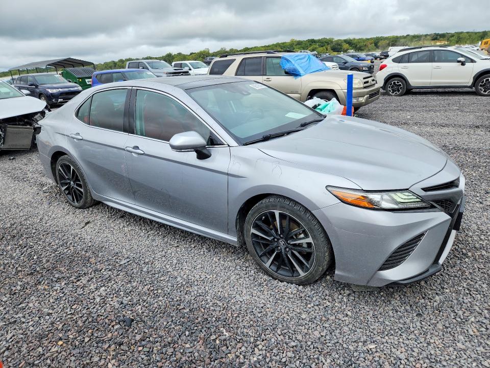 69516576 :رقم المزاد ، 4T1B61HK1KU180440 vin ، 2019 Toyota Camry مزاد بيع