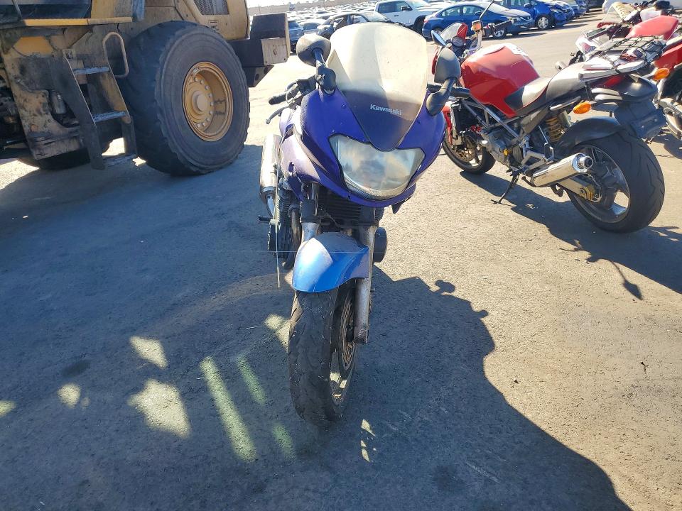 67727046 :رقم المزاد ، JKAZRDH122A003314 vin ، 2002 Kawasaki Zr750 مزاد بيع