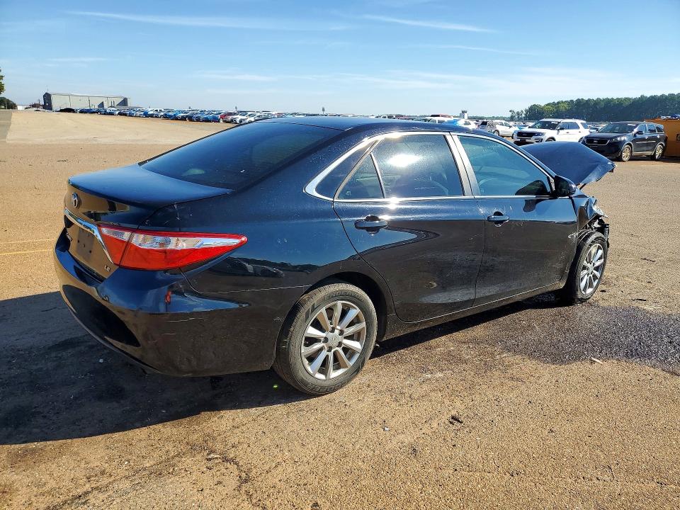 70607846 :رقم المزاد ، 4T4BF1FK8FR512615 vin ، 2015 Toyota Camry مزاد بيع