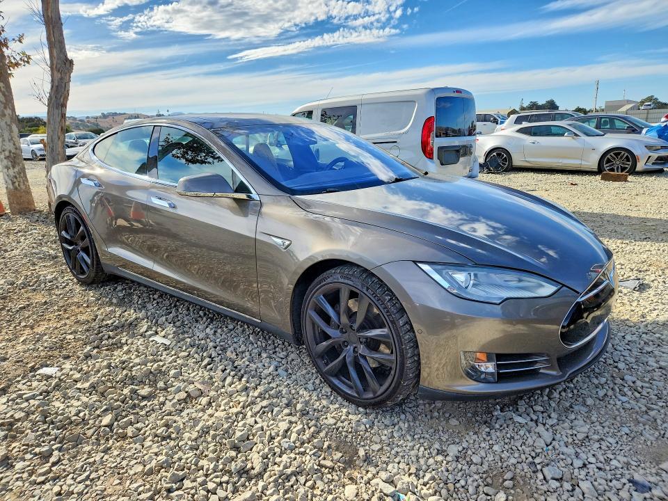68179246 :رقم المزاد ، 5YJSA1H22FF090084 vin ، 2015 Tesla Model S مزاد بيع