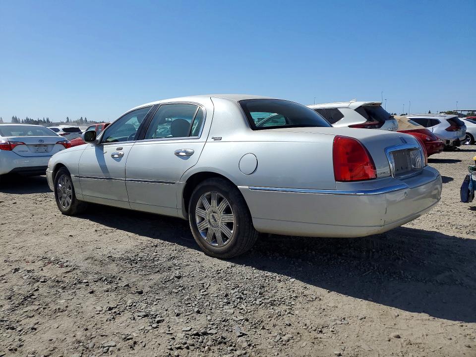 69194926 :رقم المزاد ، 1LNHM82W45Y664491 vin ، 2005 Lincoln Town Car مزاد بيع