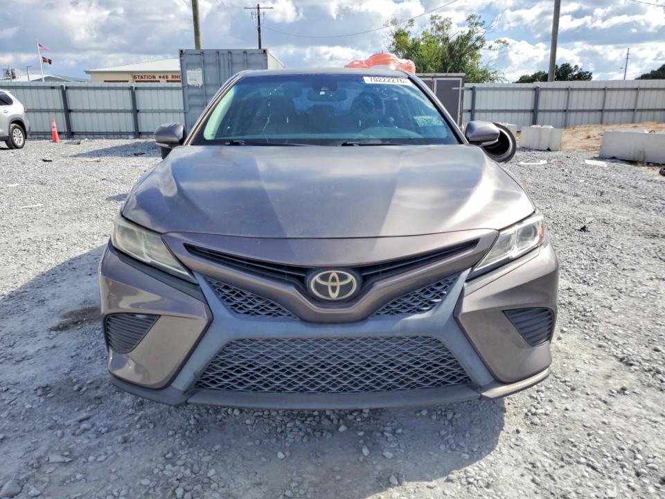 70222276 :رقم المزاد ، 4T1B11HK1JU545518 vin ، 2018 Toyota Camry مزاد بيع