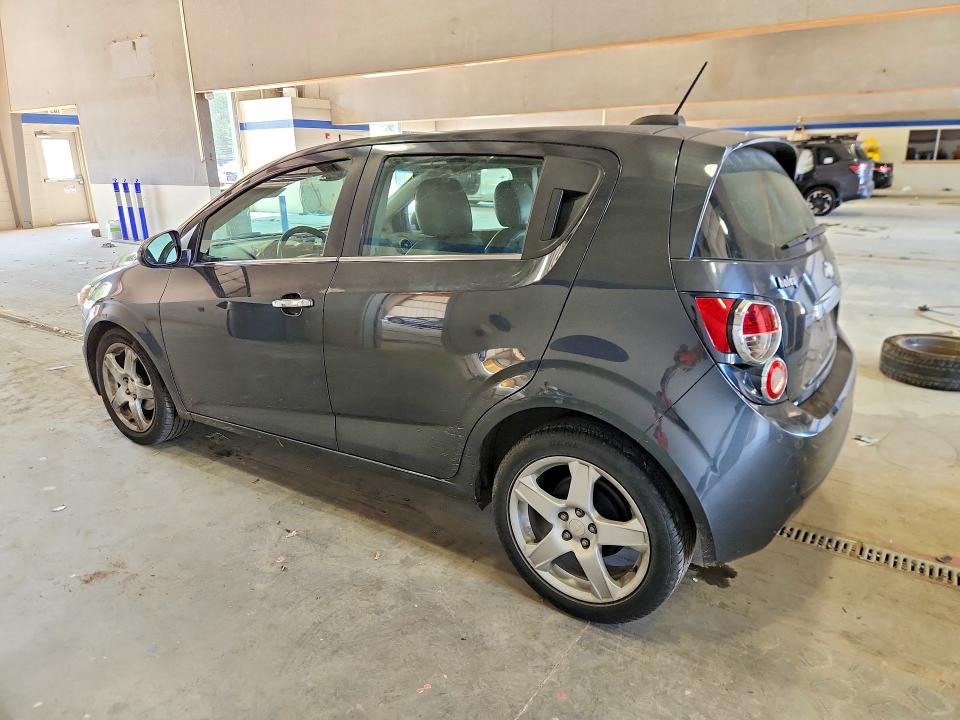 68059846 :رقم المزاد ، 1G1JE6SB1F4142102 vin ، 2015 Chevrolet Sonic مزاد بيع