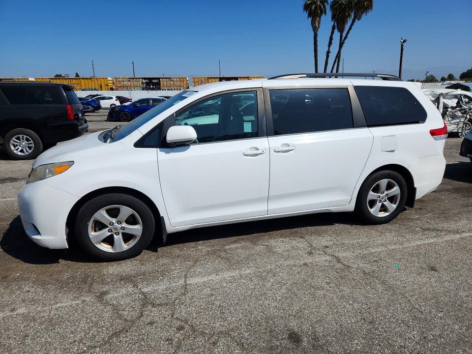 2013 Toyota Sienna მანქანა იყიდება აუქციონზე, vin: 5TDKK3DCXDS346584, აუქციონის ნომერი: 67939806